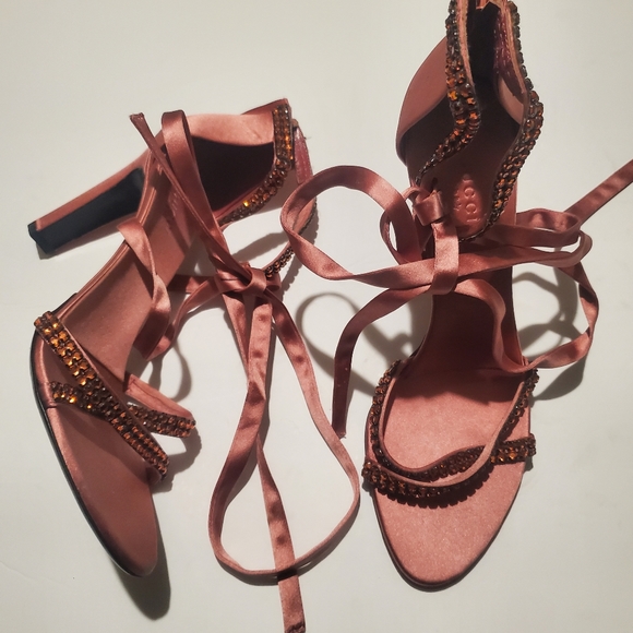 Gucci Pink Satin Crystal Embellished Ankle Wrap Sandals Size 8 - Picture 4 of 9